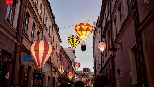 Artystyczna wolność w obliczu politycznych ograniczeń: Jak polityka wpływa na twórczość artystyczną