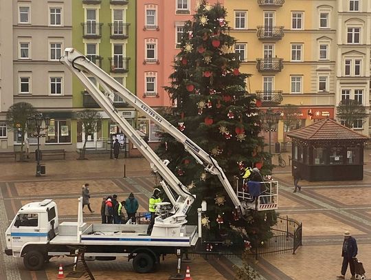 Choinka na rynku ozdobiona przez ekipę WTZ