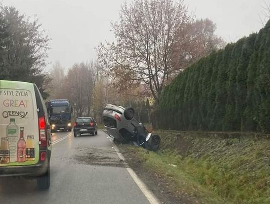 Dachowanie samochodu osobowego na terenie Gorzkowa