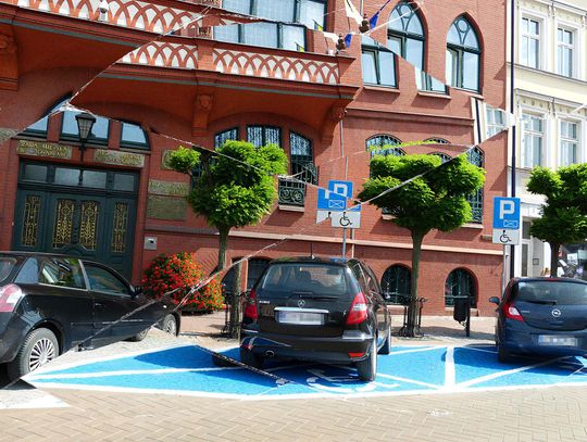Parkingi dla niepełnosprawnych kontra dodatkowe płatne