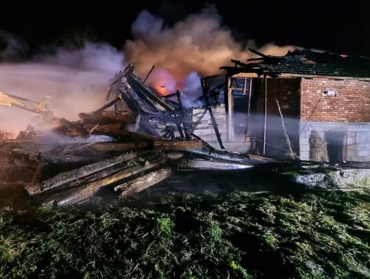 Spłonął dobytek życia. Pożar drewnianego domu pod Gorlicami (GALERIA)