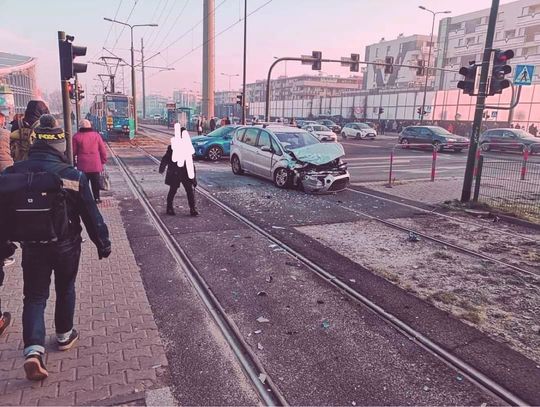 Zderzenie tramwaju z osobówką na ulicy Bobrzyńskiego