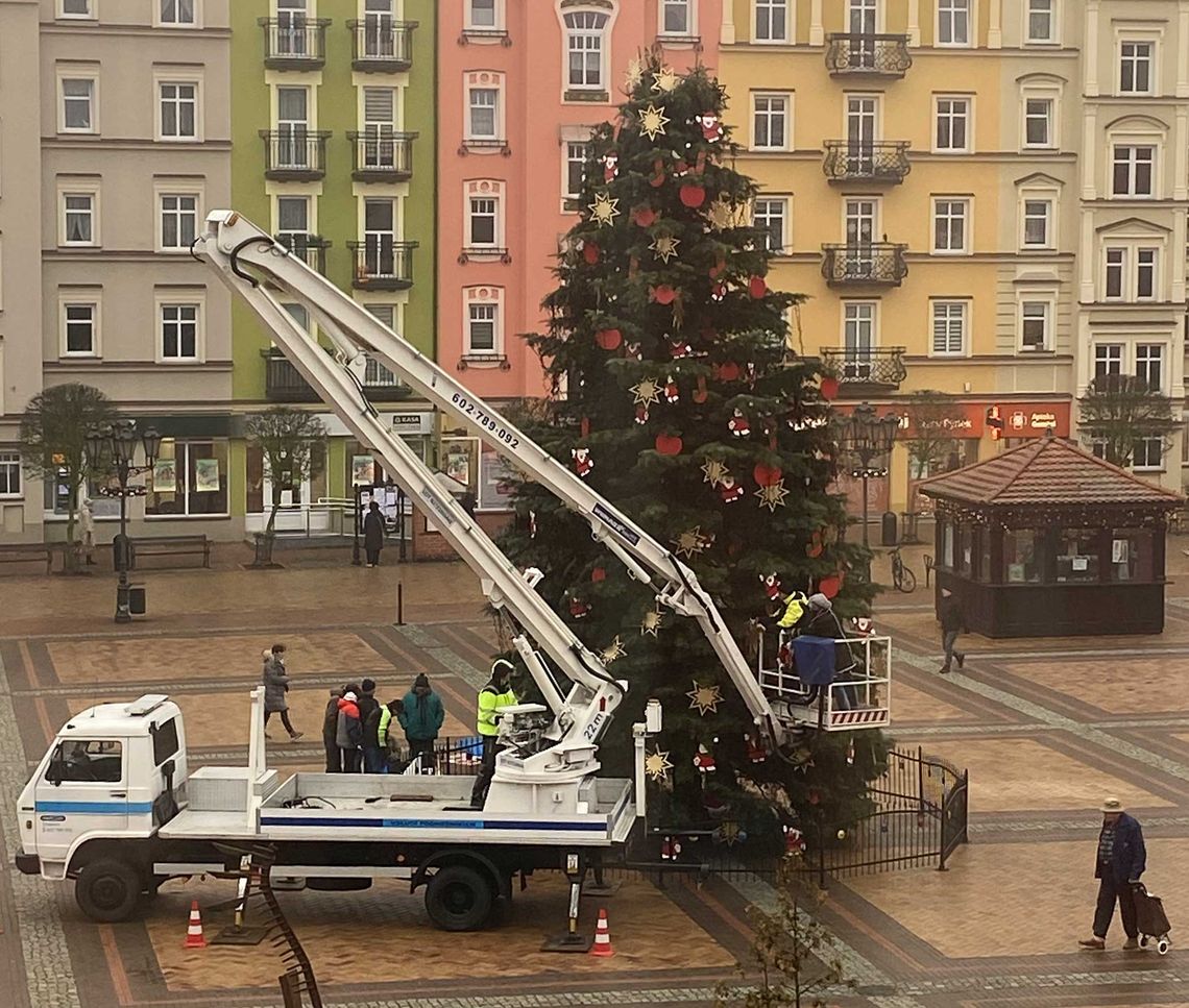 Choinka na rynku ozdobiona przez ekipę WTZ