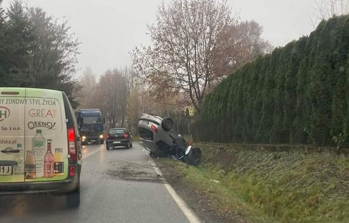 Dachowanie samochodu osobowego na terenie Gorzkowa