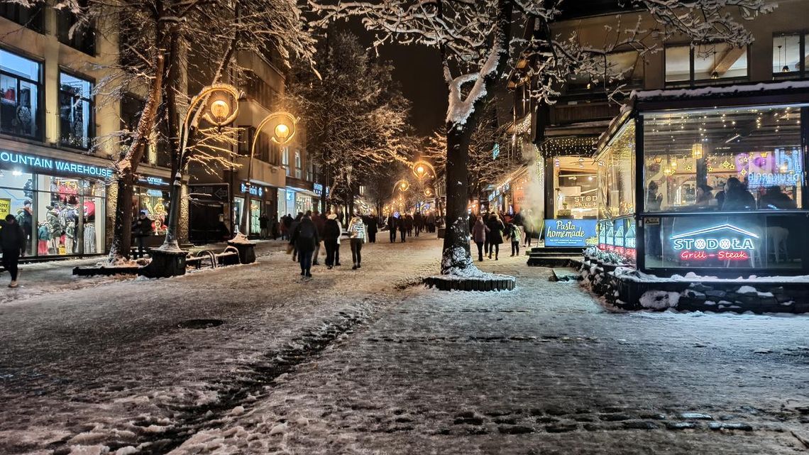 Pod Tatry zawitała zima. Na Krupówkach bajecznie (ZDJĘCIA)