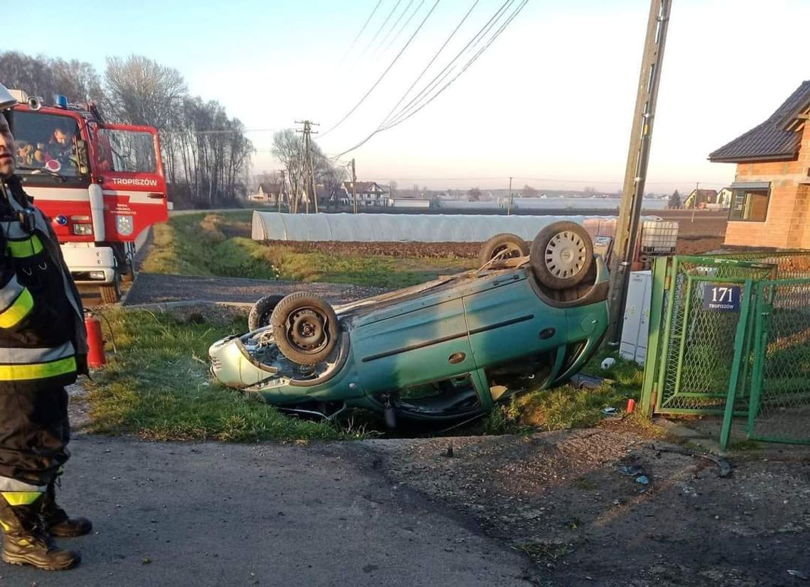 Popołudniowe dachowanie samochodu w Tropiszowie (ZDJĘCIA)