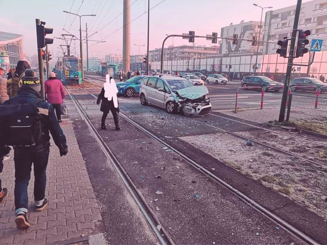 Zderzenie tramwaju z osobówką na ulicy Bobrzyńskiego