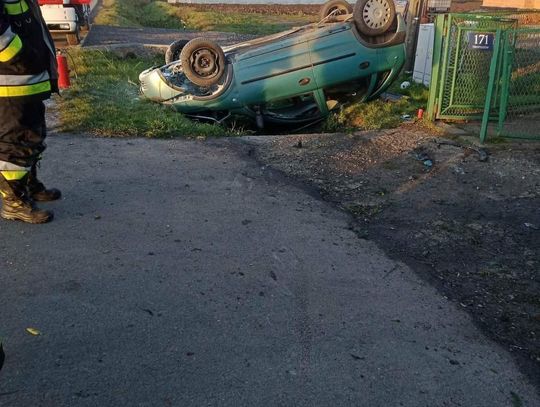 Dachowanie samochodu osobowego w Tropiszowie - powiat krakowski