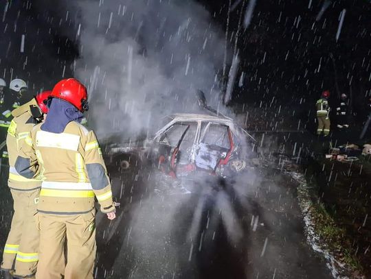 Ogromny pożar samochodu osobowego w miejscowości Tropie