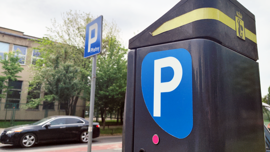 "Mandat" od ZDM-u. Przerejestrowała samochód po zmarłym mężu. Musi zapłacić 1000 zł za parking