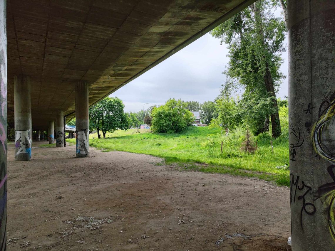 Parkometry już niedługo, ale na wielopoziomowy parking mieszkańcy Saskiej Kępy jeszcze poczekają. „To nie są małe pieniądze”