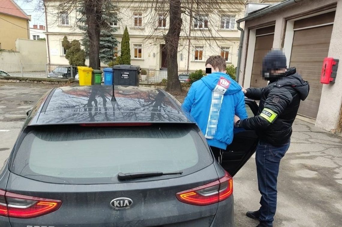 Poszukiwany dwoma listami gończymi 25-latek zatrzymany