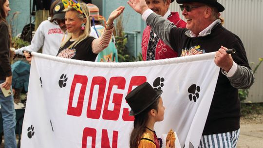 Actress Amy Smart and chef and author Mario Batali, from left, led the Northport Dog Parade. See story and more coverage on Pg. 11, Section 2. Enterprise photo by Brian Frieberger.