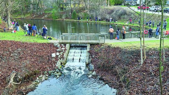 Hundreds participate in kids fish derby in Npt.