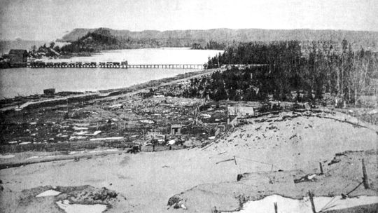 The Empire and Southeastern R.R. hauling logs across South Bar Lake to the North dock. Photo courtesy of the Empire Area Heritage Group